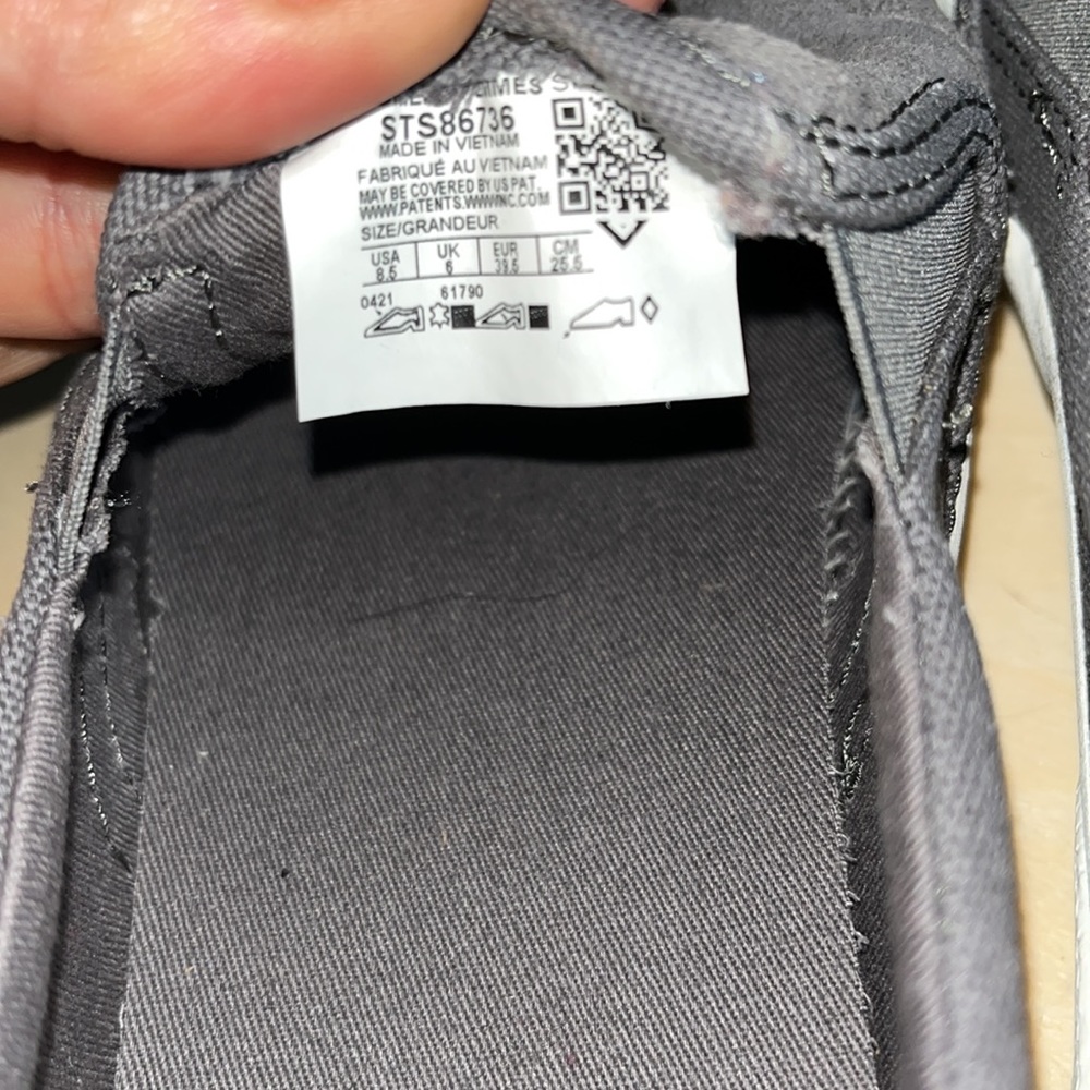 Top Sperry gray & white slip on shoes size womens 8.5 NWOT - Picture 4 of 7